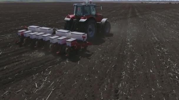 Trator agrícola semeadura e campo de cultivo — Vídeo de Stock