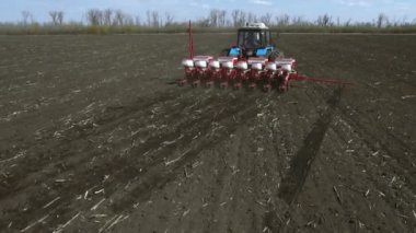 Tarımsal traktör ekiyor ve ekiyor.
