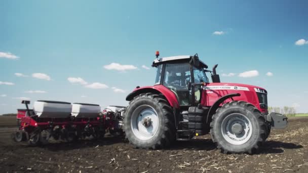 Campo de siembra y cultivo de tractores agrícolas — Vídeo de stock