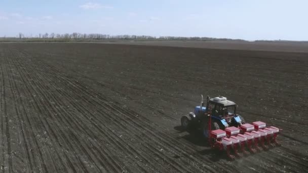 Semis de tracteurs agricoles et champ de culture — Video