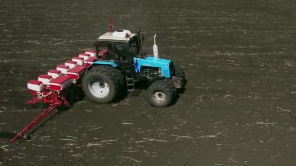 Výsev a obdělávání zemědělských traktorů — Stock video