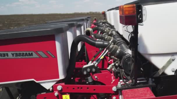 Traktor med speciella precisionssåmaskiner, frösådd arbetar i fält, jordbruksmaskiner planterar majs eller solrosfrön i nyplöjd mark. — Stockvideo