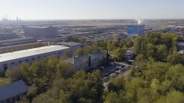 Vista aérea a zona industrial con fábrica de cerámica en Rusia — Vídeos de Stock