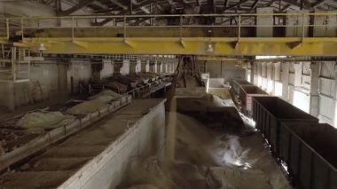 Endüstriyel iç mekan, seramik fayans üretimi, modern fabrika iç mimarisi.