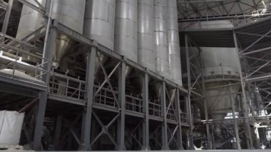 Endüstriyel iç mekan, seramik fayans üretimi, modern fabrika iç mimarisi.