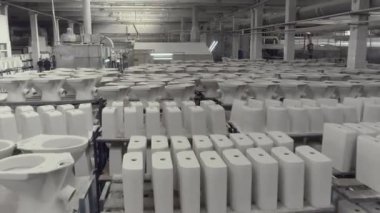 Seramik fabrikasında tuvaleti olan depo.