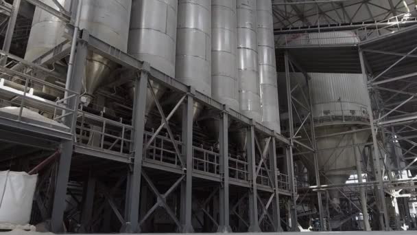 Wnętrze przemysłowe, produkcja płytek ceramicznych, nowoczesne wnętrze fabryki — Wideo stockowe