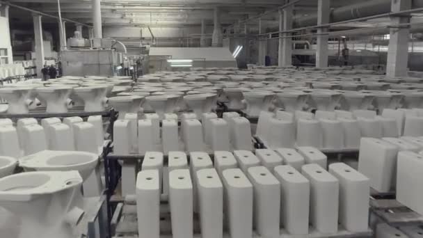 Lager mit Toilette in Keramikfabrik — Stockvideo