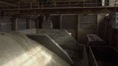Endüstriyel iç mekan, seramik fayans üretimi, modern fabrika iç mimarisi.