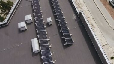 Çatıdaki güneş panelleri