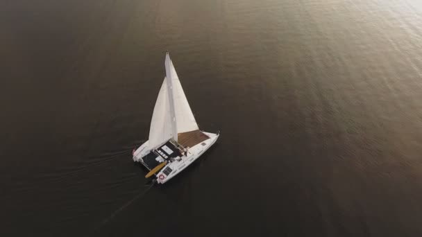 Vista aérea do casal no iate à vela — Vídeo de Stock
