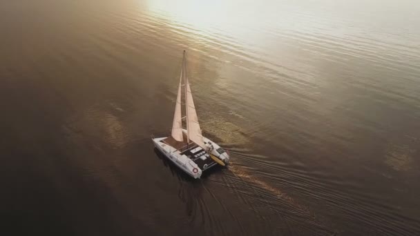 Vista aérea do pescador navegando em um iate à vela. Pôr do sol — Vídeo de Stock