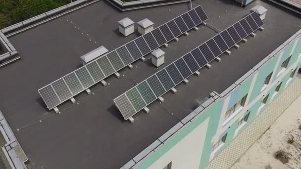 Vista aérea de painéis solares no telhado — Vídeo de Stock
