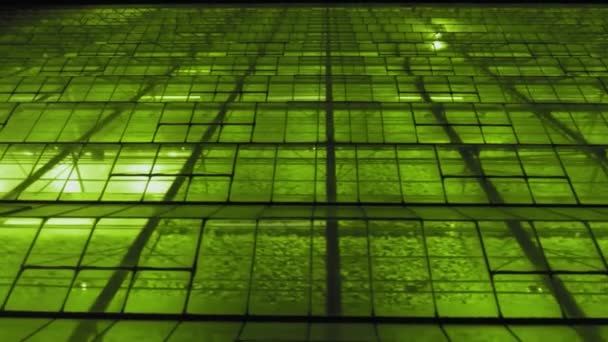 Flyger över ett stort växthus på natten — Stockvideo