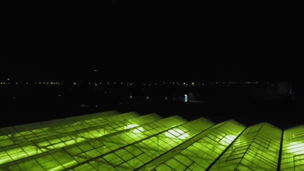 Hermosa vista aérea del gran invernadero con luz en él . — Vídeo de stock