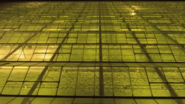 Survoler une grande serre la nuit