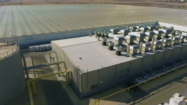온실 근처에 있는 전기 변전소의 꼭대기 사진 — 비디오