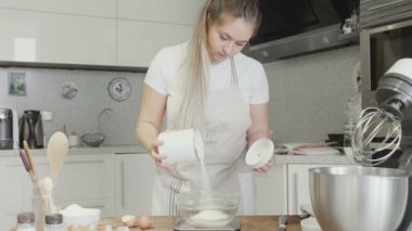 Kadehten karıştırma kabına şeker dökülüyor..