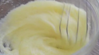 Lezzetli bir pasta için krema hazırlıyorum. Şekerle tereyağını karıştırıyorum