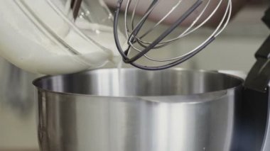 Kremayla hamuru karıştırmak için kullanılan elektrikli karıştırıcı