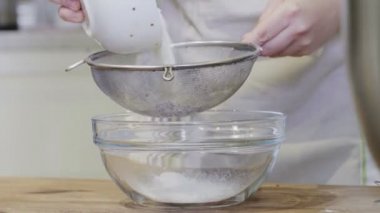 Kadınların elleri masanın üzerinde un elliyor. Pişirme ve destek hazırlığı.