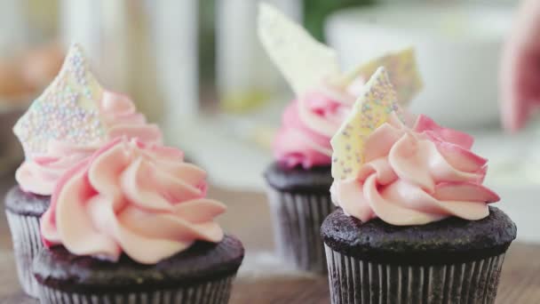 Mãos femininas decorando muffins de chocolate — Vídeo de Stock