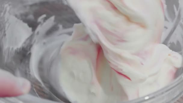 Ανάμιξη κρέμας σε μπολ. Γυναίκα κάνει μια τούρτα στο σπίτι — Αρχείο Βίντεο
