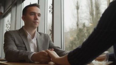 Randevulu çift. Restoranda kadın ve erkek konuşuyor.