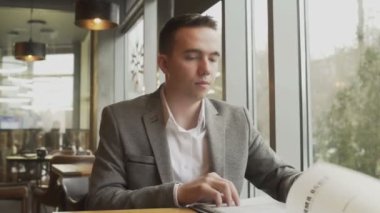 Restoranda menü okuyan adam.