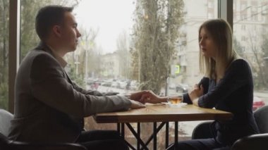 Güzel erkek ve güzel kadın kavga ediyor.