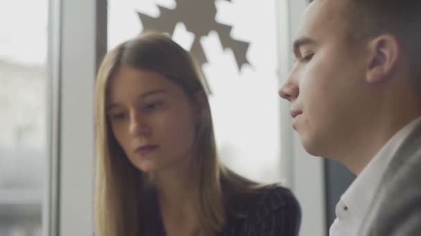 Pareja de negocios con teléfono resolver sus problemas de negocio — Vídeo de stock