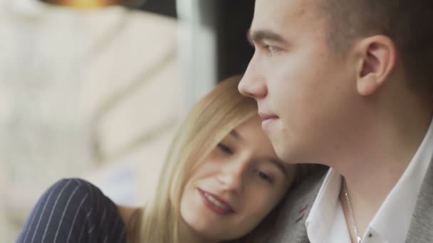 Amante jovem casal abraçando enquanto descansa no café — Vídeo de Stock