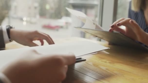 Vrouw die menu leest op een afspraakje in een restaurant — Stockvideo