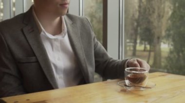 Kafede yeşil çay içen bir adam.