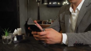 Beklenmedik bir şekilde kız arkadaşı, erkek arkadaşına hoş bir sürpriz yapıyor.