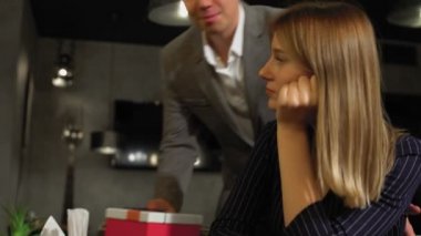 Beklenmedik bir şekilde erkek, kız arkadaşına hoş bir sürpriz yapıyor.