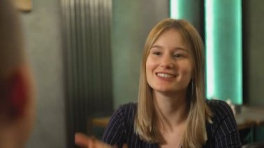 Kız ve erkek şehir kafesinde konuşuyorlar.