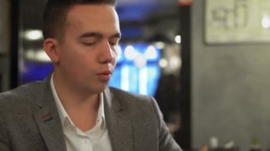 Randevuda konuşan mutlu yakışıklı adam.