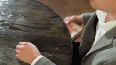 Erkek ve kadın aşıkları bir restoranda birbirlerine hediye verirler.