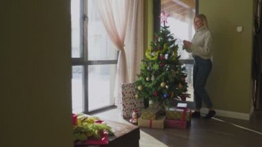 Renkli takılar ve şişliklerle kostüm ağacı süsleyen tatlı bir kız.