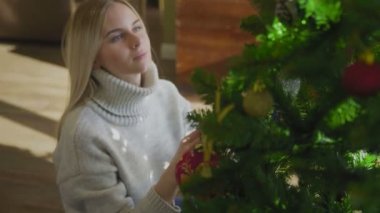 Yeni yıl, Noel kadını Noel ağacını süslüyor.