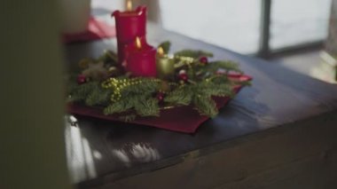 Üç yanan mum ve Noel süsü..