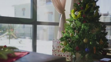 Noel süsleri, mumlar ve Noel ağacı..