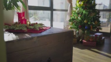 Arka planda yanan üç mum ve Noel ağacı