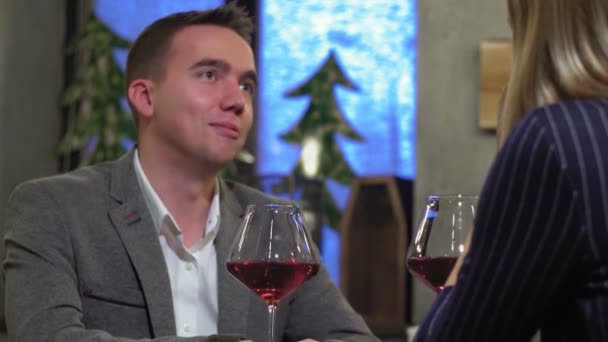 Paar trinkt in Restaurant Rotwein — Stockvideo