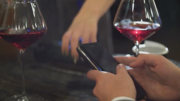 Hombre haciendo el pago a través de la tecnología NFC en el teléfono móvil en la cafetería — Vídeos de Stock