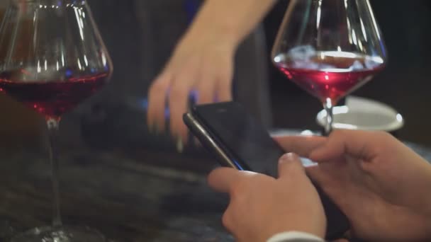 Mann zahlt im Café mit NFC-Technologie auf Handy — Stockvideo