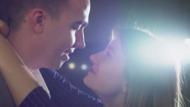 Любляча пара танцює і цілується — стокове відео