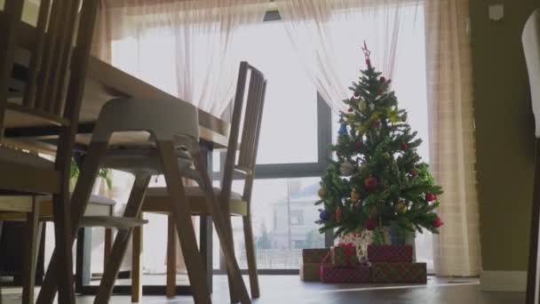 Choinka z dekoracyjnym światłem i pudełkami na podłodze w luksusowym domu — Wideo stockowe