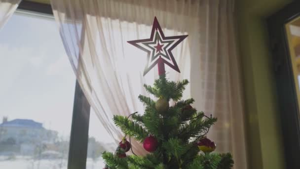 De cerca en el árbol de Navidad con la estrella en la parte superior — Vídeos de Stock